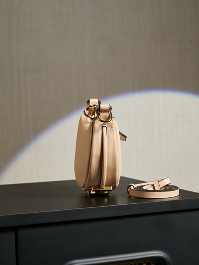 フェンディバッグ背面デザイン